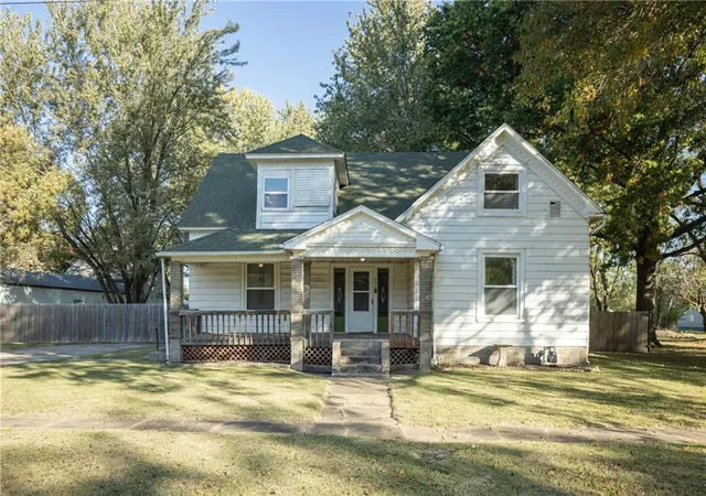 Photo 3 of Single family home for sale at 402 E Summerfield Ave, Leeton, MO 64761 | MLS# 2649383 | Listing updated on 2026-10-29