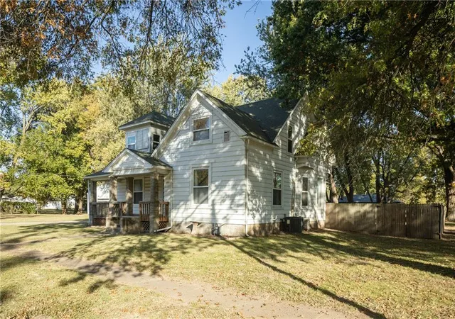 Photo 4 of Single family home for sale at 402 E Summerfield Ave, Leeton, MO 64761 | MLS# 2649383 | Listing updated on 2026-10-29