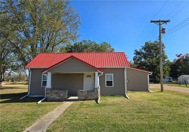Photo 1 of Single family home for sale at 300 N Main St, Green Ridge, MO 65332 | MLS# 2649386 | Listing updated on 2026-10-29
