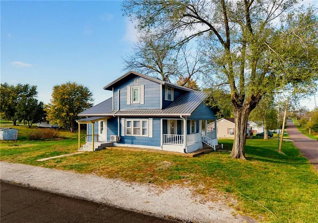Single family home for sale at 2405 Chicago St, Trenton, MO 64683 | MLS# 2649399