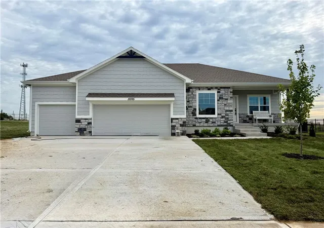 Single family home for sale at 15595 N Sheridan Ct, Basehor, KS 66007 | MLS# 2649404