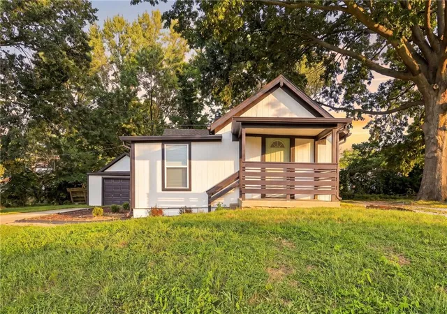 Single family home for sale at 7126 Main St, Kansas City, MO 64114 | MLS# 2649429