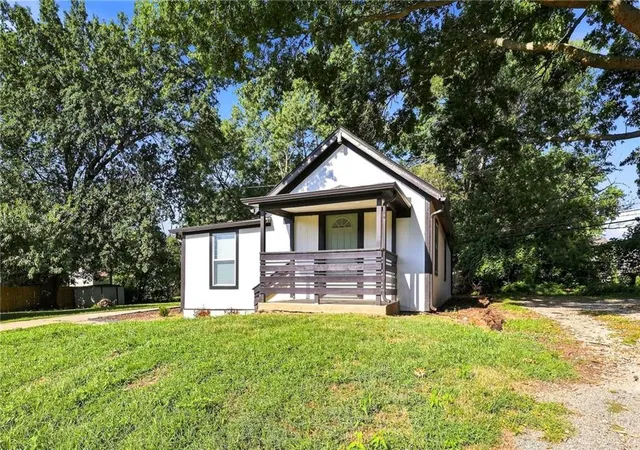 Photo 2 of Single family home for sale at 7126 Main St, Kansas City, MO 64114 | MLS# 2649429 | Listing updated on 2026-10-29