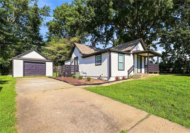 Photo 3 of Single family home for sale at 7126 Main St, Kansas City, MO 64114 | MLS# 2649429 | Listing updated on 2026-10-29