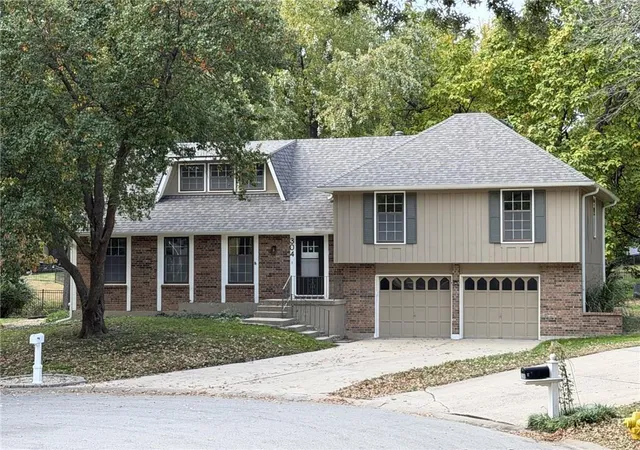 Single family home for sale at 304 NE Oak Tree Ct, Lees Summit, MO 64086 | MLS# 2649434