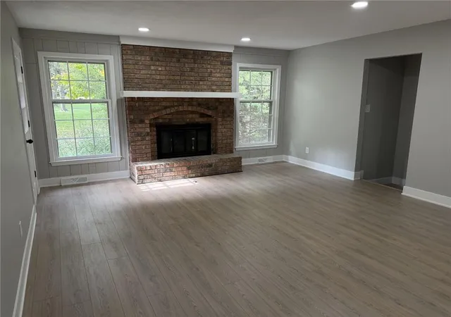 Photo 2 of Single family home for sale at 304 NE Oak Tree Ct, Lees Summit, MO 64086 | MLS# 2649434 | Listing updated on 2026-10-30