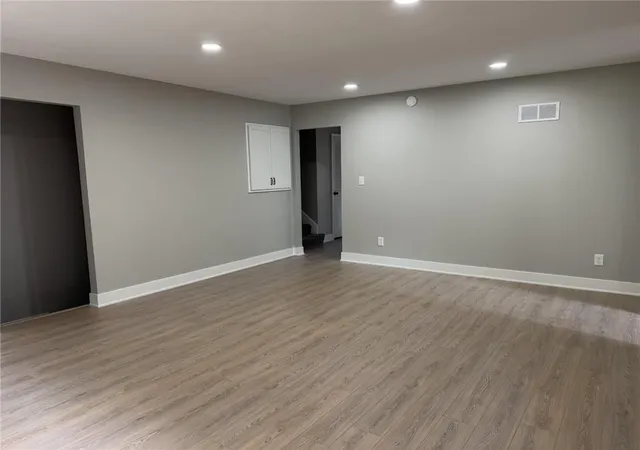 Photo 3 of Single family home for sale at 304 NE Oak Tree Ct, Lees Summit, MO 64086 | MLS# 2649434 | Listing updated on 2026-10-30