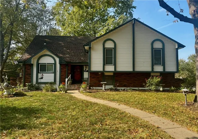 Single family home for sale at 3806 Taggart Ct, Saint Joseph, MO 64506 | MLS# 2649483
