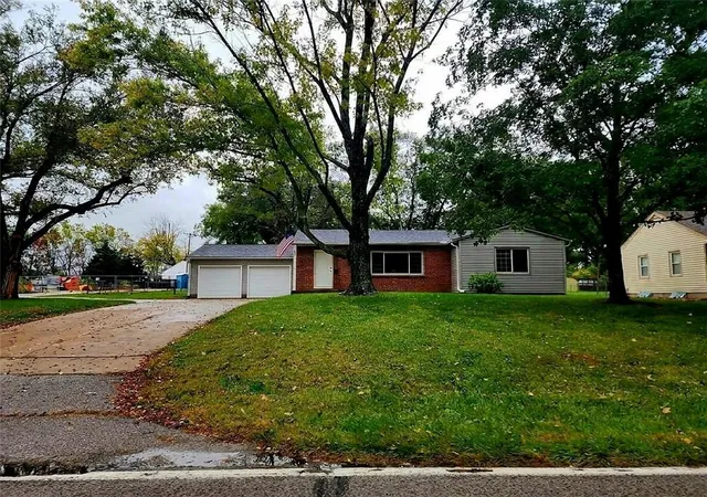 Photo 1 of Single family home for sale at 810 Se Douglas St, Lees Summit, MO 64063 | MLS# 2649539 | Listing updated on 2026-10-30