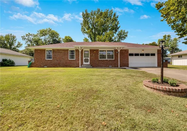 Single family home for sale at 1215 N Tucker St, Nevada, MO 64772 | MLS# 2649567