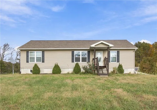 Single family home for sale at 823 NE 951 Road, Knob Noster, MO 65336 | MLS# 2649598