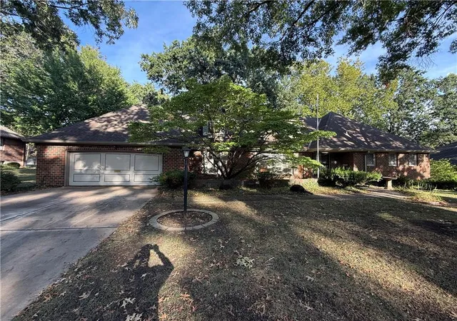 Single family home for sale at 207 NW Oxford Ln, Lees Summit, MO 64063 | MLS# 2649690