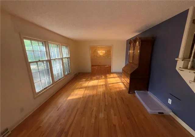 Photo 4 of Single family home for sale at 207 NW Oxford Ln, Lees Summit, MO 64063 | MLS# 2649690 | Listing updated on 2026-10-30