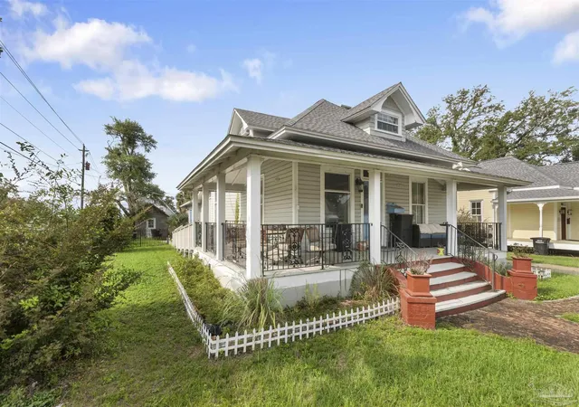 Photo 3 of Single family home for sale at 823 E Jackson St, Pensacola, FL 32501 | MLS# 685168 | Listing updated on 2026-08-27