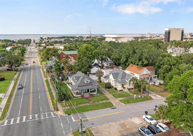 Photo 4 of Single family home for sale at 823 E Jackson St, Pensacola, FL 32501 | MLS# 685168 | Listing updated on 2026-08-27