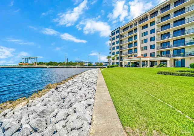 Homes for sale in Pensacola, FL | 105 Port Royal Way, Pensacola, FL 32502 | MLS# 685650