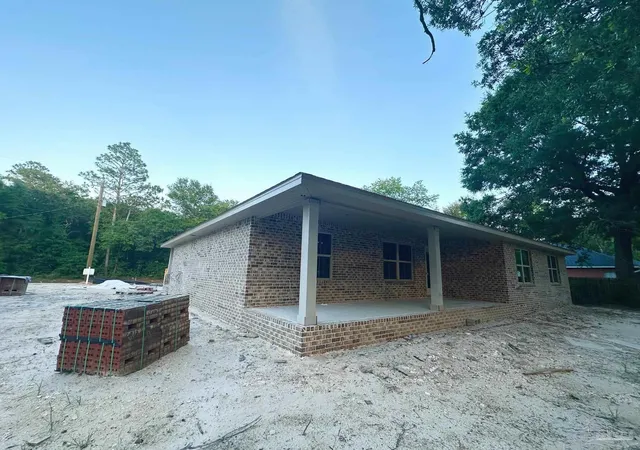 Photo 2 of Single family home for sale at 5721 Lofty Pines Dr, Milton, FL 32570 | MLS# 683816 | Listing updated on 2026-09-09