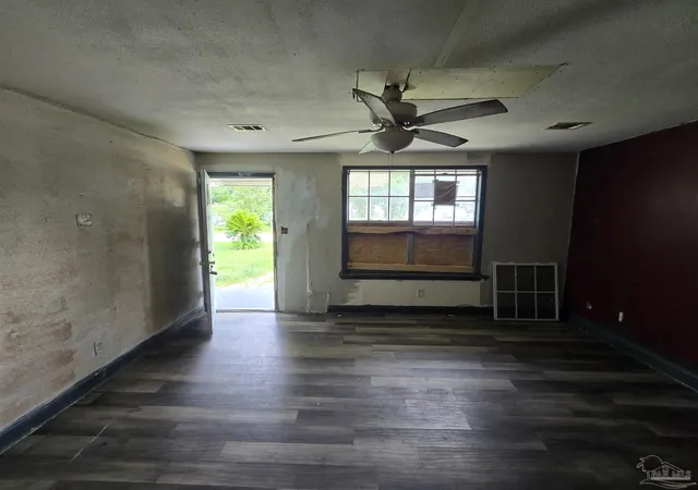 Photo 3 of Single family home for sale at 6606 Flagler Dr, Pensacola, FL 32503 | MLS# 685821 | Listing updated on 2026-09-17