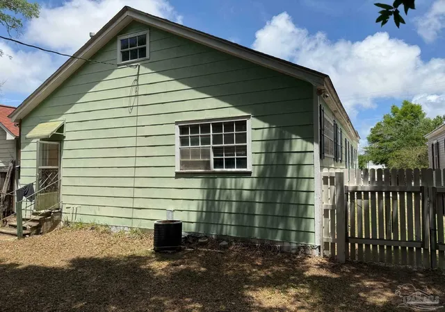 4th image of 109 S Florida Blanca St, Pensacola, FL 32502 | MLS# 683352