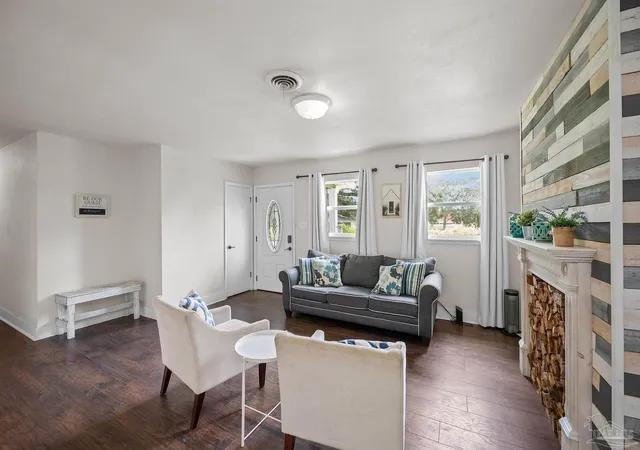 Listing Photo 4 - Condo for sale in building located at 20 Saint Johns St, Pensacola, FL 32503