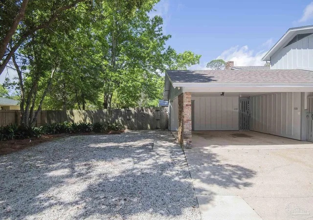 Listing Photo 2 - Condo for sale in building located at 1119 E & 1121 Lakeview Ave, Pensacola, FL 32503 - Unit #