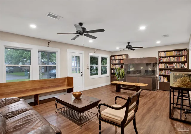 Photo 4 of Single family home for sale at 206 Norwich Dr, Gulf Breeze, FL 32561 | MLS# 684541 | Listing updated on 2026-08-26