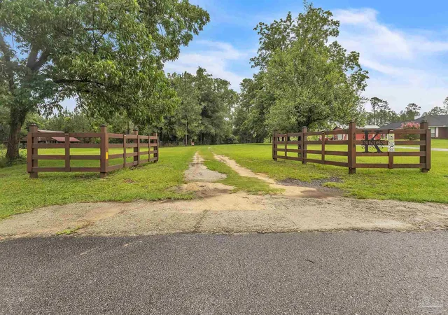 Photo 4 of Manufactured home for sale at 9918 Amos Cabaniss Rd, Milton, FL 32570 | MLS# 684322 | Listing updated on 2026-07-09