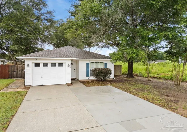 Photo 3 of Single family home for sale at 1030 Simpson St, Pensacola, FL 32526 | MLS# 685760 | Listing updated on 2026-08-31
