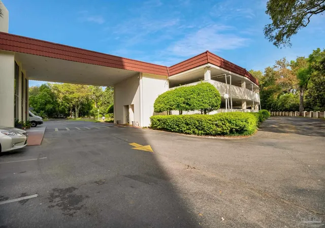 2nd image of 615 Bayshore Dr, Pensacola, FL 32507