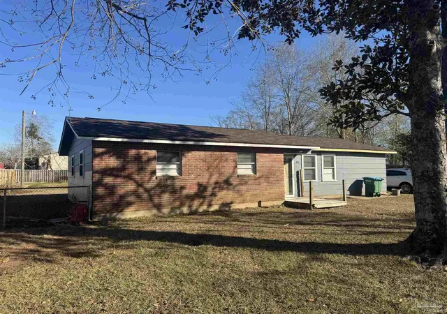 Homes for sale in Flomaton, AL | 104 Evelyn St, Flomaton, AL 36441 | MLS# 676737