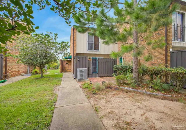 Photo 3 of Townhouse for sale at 4820 Huron Dr, Pensacola, FL 32507 | MLS# 688260 | Listing updated on 2026-09-14