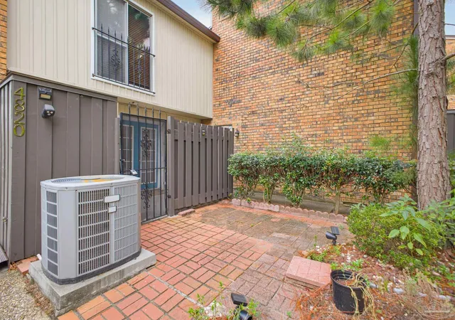 Photo 4 of Townhouse for sale at 4820 Huron Dr, Pensacola, FL 32507 | MLS# 688260 | Listing updated on 2026-09-14