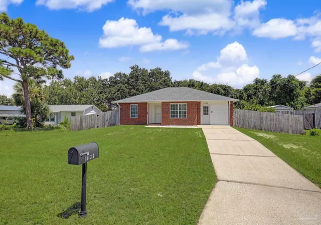 Photo 2 of Single family home for sale at 1634 Brookwood Cir, Gulf Breeze, FL 32563 | MLS# 688068 | Listing updated on 2026-09-08