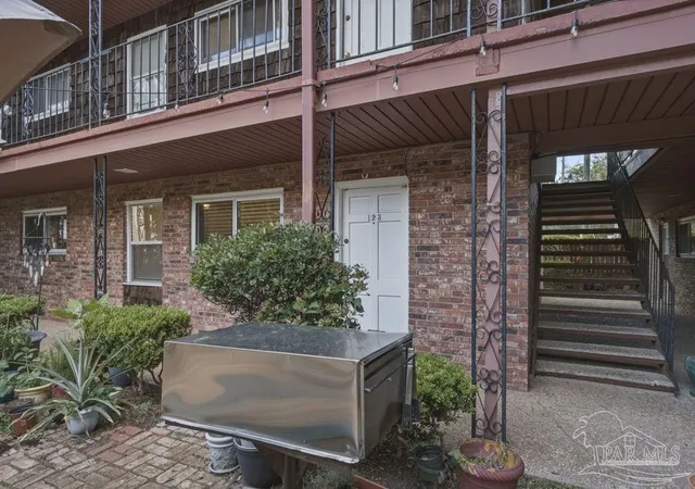 Listing Photo 3 - Condo for sale in building located at 300 Byp Blvd, Pensacola, FL 32503 - Unit #123