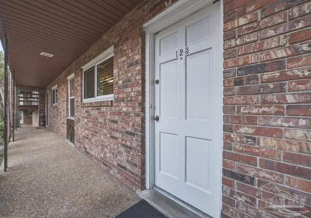 Listing Photo 4 - Condo for sale in building located at 300 Byp Blvd, Pensacola, FL 32503 - Unit #123