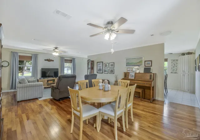Photo 3 of Single family home for sale at 219 Norwich Dr, Gulf Breeze, FL 32561 | MLS# 684938 | Listing updated on 2026-09-16