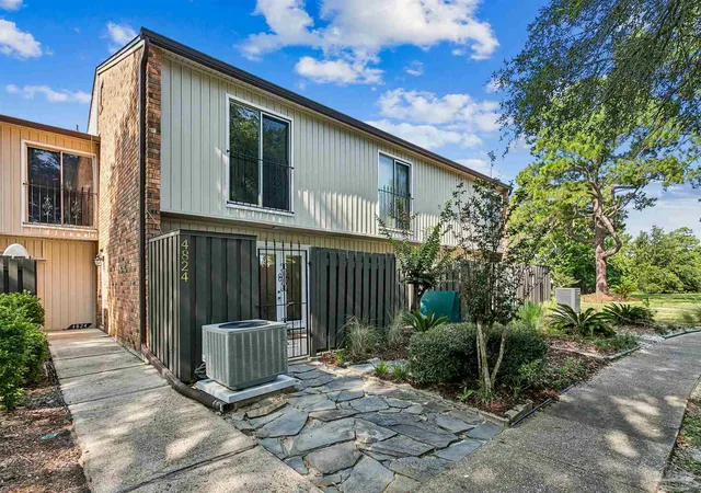 Photo 2 of Townhouse for sale at 4824 Huron Dr, Pensacola, FL 32507 | MLS# 685105 | Listing updated on 2026-10-01