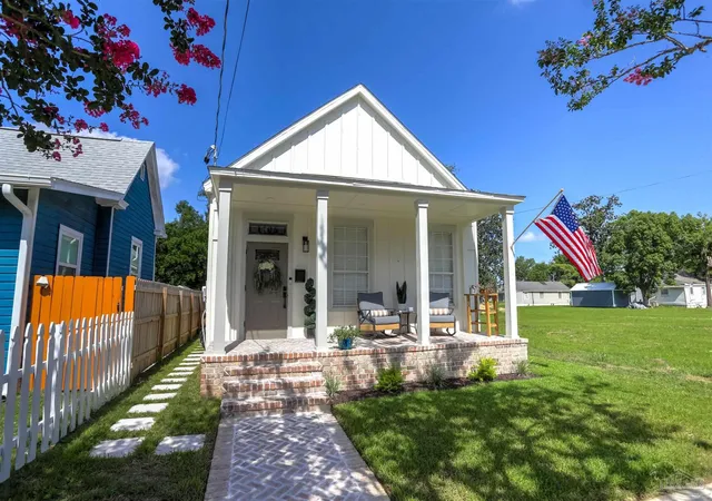 Photo 2 of Single family home for sale at 1105 Dr Martin Luther King Jr, Pensacola, FL 32503 | MLS# 685245 | Listing updated on 2026-07-30