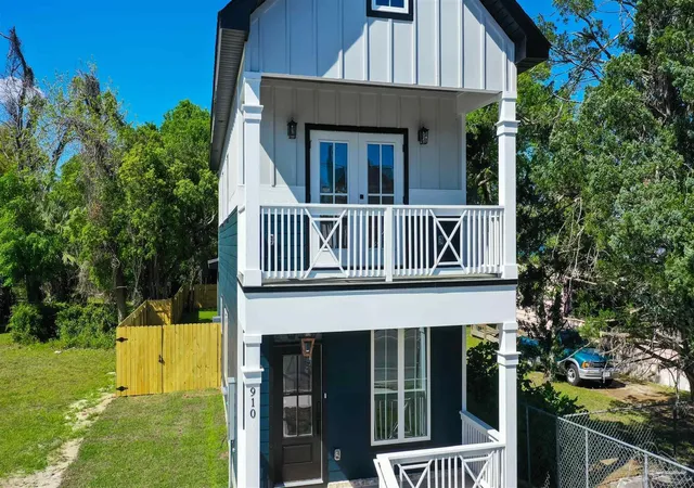 Photo 4 of Single family home for sale at 910 W Jackson St, Pensacola, FL 32501 | MLS# 680316 | Listing updated on 2026-09-22