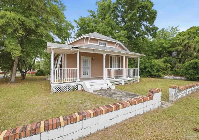 Photo 4 of Single family home for sale at 301 N F St, Pensacola, FL 32501 | MLS# 681550 | Listing updated on 2026-10-19