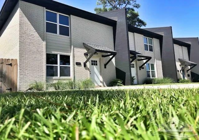Townhouse for sale at 990 W Zarragossa St, Pensacola, FL 32502 | MLS# 683676