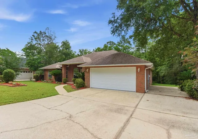 Photo 3 of Single family home for sale at 5108 Pine Holw Dr, Pensacola, FL 32505 | MLS# 683444 | Listing updated on 2026-08-29