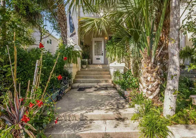 2nd image of 208 W Strong St, Pensacola, FL 32501