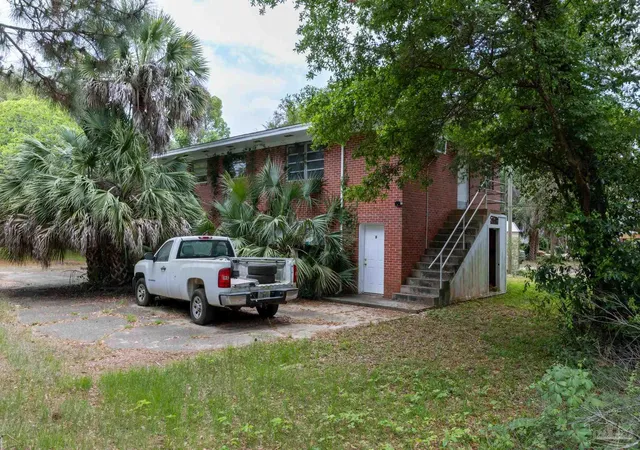 2nd image of 122 Celeste Pl, Pensacola, FL 32507