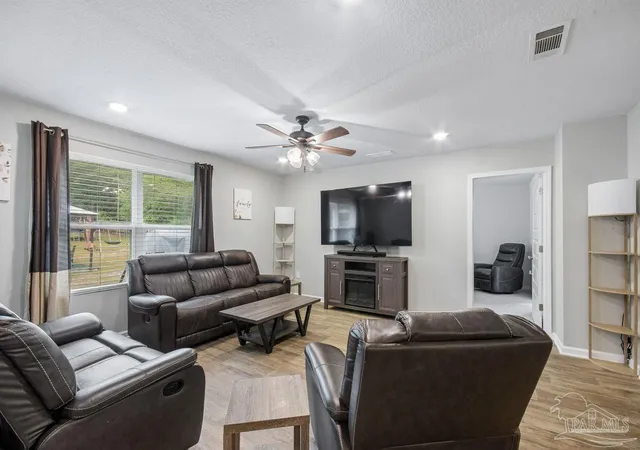4th image of 4656 Red Oak Dr, Milton, FL 32583 | MLS# 682423
