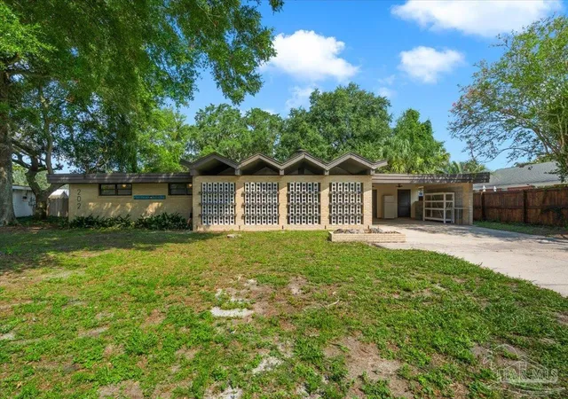 Photo 2 of Single family home for sale at 202 Firethorn Rd, Gulf Breeze, FL 32561 | MLS# 687837 | Listing updated on 2026-09-09