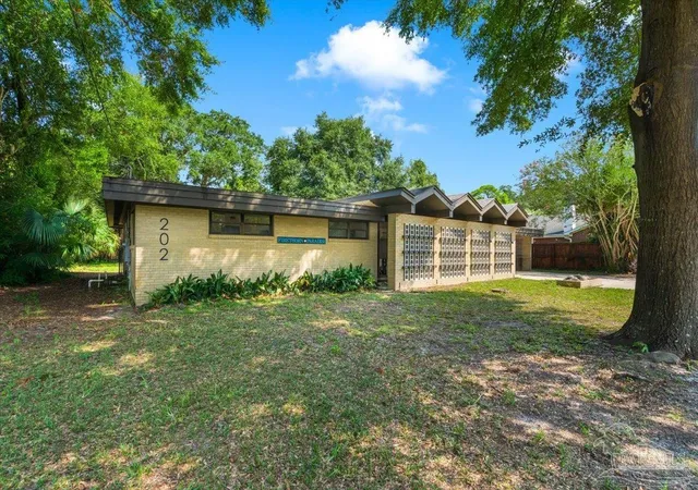 Photo 3 of Single family home for sale at 202 Firethorn Rd, Gulf Breeze, FL 32561 | MLS# 687837 | Listing updated on 2026-09-09