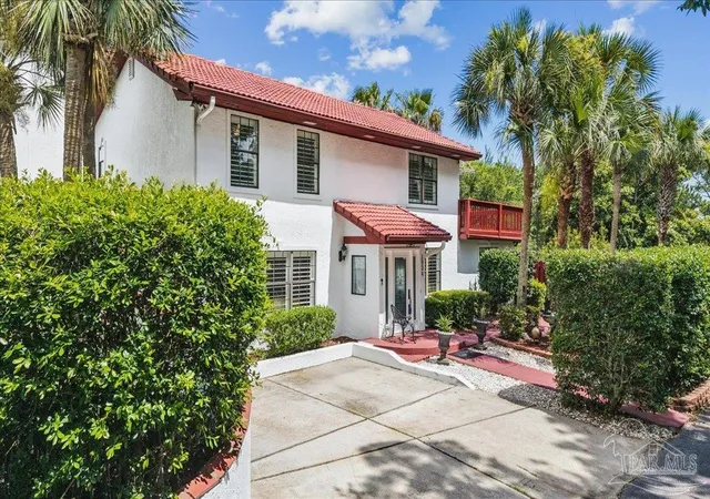 Photo 3 of Single family home for sale at 1834 W Smugglers Cvs Dr, Gulf Breeze, FL 32563 | MLS# 684742 | Listing updated on 2026-09-14