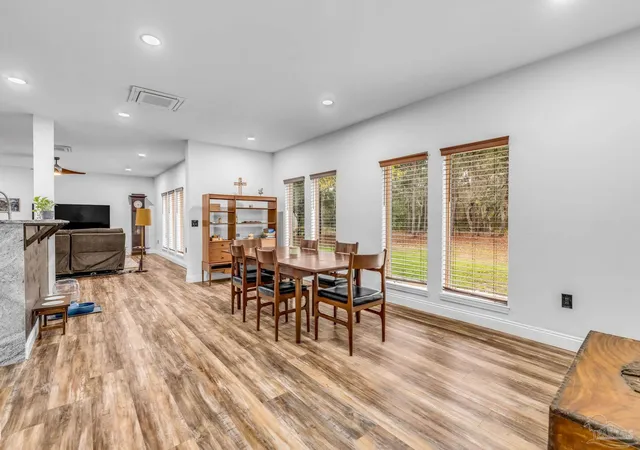 Photo 4 of Single family home for sale at 1661 Comanche Trl, Gulf Breeze, FL 32563 | MLS# 678648 | Listing updated on 2026-09-11