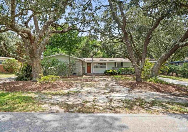 Photo 1 of Single family home for sale at 121 Gilmore Dr, Gulf Breeze, FL 32561 | MLS# 688225 | Listing updated on 2026-08-28